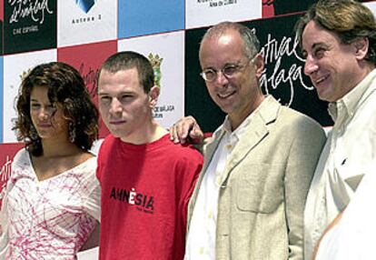 Gabriele Salvatores, con gafas, junto a los actores María Jurado, Rubén Ochandiano y Juanjo Puigcorbé, en Málaga.