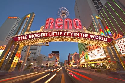 Una puerta de neones en la ciudad de Reno (Nevada, EE UU).