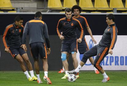 Los jugadores del Real Madrid durante el entrenamiento. 