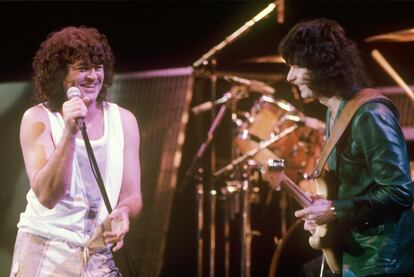 Ian Gillan y Ritchie Blackmore en una imagen nada habitual: sonriéndose. Fue en un concierto de Deep Purple en Múnich en febrero de 1987. 
