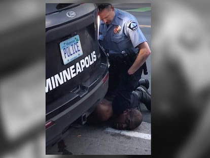 Un policía presiona la rodilla en el cuello de George Floyd en Mineápolis, Estados Unidos.