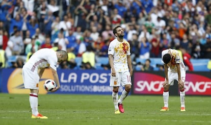 Iniesta,  Cesc Fábregas y Busquets se lamentan tras el partido. 