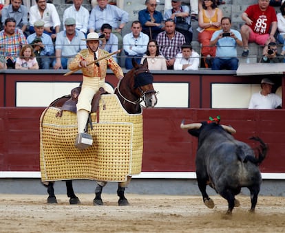 El novillo 'Pies de Osa', de la ganadería de Flor de Jara, acude al caballo en el festejo celebrado el 3 de junio de 2017 en Las Ventas.