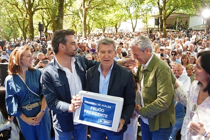 El presidente del Partido Popular, Alberto Núñez Feijóo (centro), recibe los avales para el congreso en la romería de O Pino (A Coruña), este sábado.