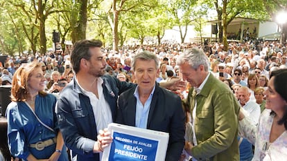 Feijóo (centro) recibe los avales para el congreso en la romería de O Pino (A Coruña), de manos del presidente provincial del PP, Diego Calvo, y junto al presidente de la Xunta, Alfonso Rueda.