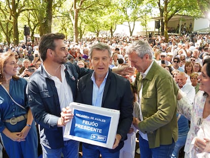 El presidente del Partido Popular, Alberto Núñez Feijóo (centro), recibe los avales para el congreso en la romería de O Pino (A Coruña), este sábado.