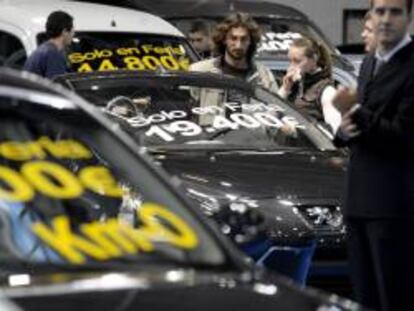 Varias personas contemplan los coches de ocasión, que centran la oferta en esta undécima edición de la Feria del Automóvil de Valencia. EFE/Archivo