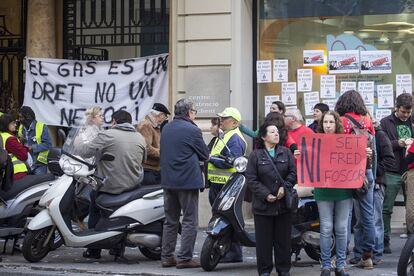 Varios grupos de personas protestando en contra de la pobreza energética.