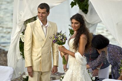 A pesar de que a sus 45 años podía jactarse de que ninguna de sus novias había logrado llevarlo al altar, a Toni Cantó le llegó este fin de semana la hora de convertirse en hombre casado. El actor se casó con Inma, una joven canaria, desconocida en el mundo del espectáculo y terapeuta de profesión. La boda se llevó a cabo en la playa S'Estanyol de Ibiza y a ella asistieron los tres hijos de Cantó: Carlota, de 17 años, fruto de su relación con Eva Cobo; Lucas, de siete, hijo de la actriz Carla Hidalgo, y Violeta, de cuatro años, que nació de la relación del actor con Mar Regueras.