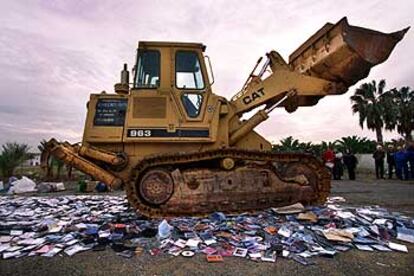 Una retroexcavadora destruyó ayer 40.000 discos compactos falsos en Valencia.