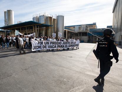 Protesta del sector lechero andaluz ante la sede de Puleva en Granada, el 11 de noviembre pasado.