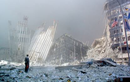 Un hombre intenta escuchar si alguien pide ayuda tras el derrumbe de las torres del World Trade Center el 11 de septiembre de 2001.
