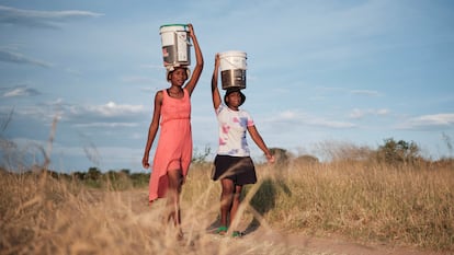 Residentes del municipio de Pumula Este, en Zimbabwe, caminan para conseguir agua en medio de una fuerte sequía.
