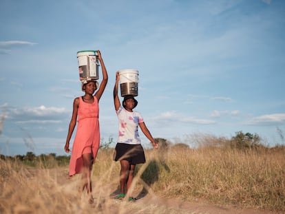 Residentes del municipio de Pumula Este, en Zimbabwe, caminan para conseguir agua en medio de una fuerte sequía.