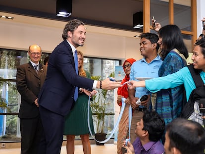 El canciller de Argentina, Santiago Cafiero, tras cortar el listón de apertura de la embajada en Daca (Bangladesh).