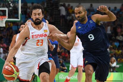 El duelo estaba encarrilado al descanso (43-30), pero el precedente del Eurobasket 2013, cuando Francia remontó 14 puntos en semifinales, invitaba a la prudencia y recordaba que, a pesar de su notable inferioridad sobre la cancha hasta ese momento, la selección 'bleu' seguía siendo muy peligrosa. En la imagen, Sergio Llul (i) intenta no perder el balón frente a Tony Parker.