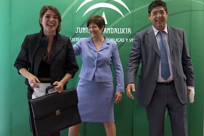 Josefina Cruz entrega de la cartera de Fomento a Elena Cortés en presencia de Diego Valderas