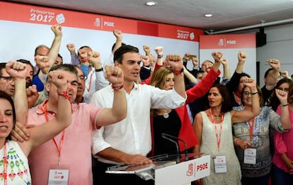 Las imágenes históricas de grupos de trabajadores cantando La Internacional con el puño en alto me conmueven. Sin embargo, la imagen de Pedro Sánchez y sus confundidos seguidores haciendo lo propio, denotativa del triunfo de un liderazgo personalista, ambicioso y empecinado, después de dos elecciones generales consecutivas e innecesarias que registraron los resultados más bajos del PSOE en la historia de la actual democracia, me desazonan e inquietan por su sinrazón. Vuelve a triunfar el rencoroso espíritu del Brexit y de Trump. Pobre PSOE. Pobre España. Pobres de todos nosotros.