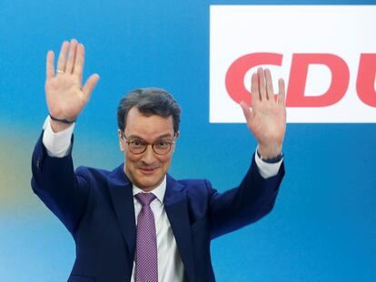 El candidato de la CDU, Hendrik Wüst, celebra la victoria en las elecciones de Renania del Norte-Westfalia tras el cierre de los colegios electorales.