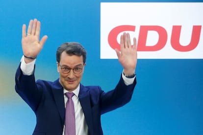 El candidato de la CDU, Hendrik Wüst, celebra la victoria en las elecciones de Renania del Norte-Westfalia tras el cierre de los colegios electorales.