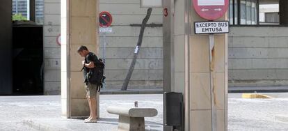 Un vecino de Huelva espera la llegada de un autob&uacute;s.