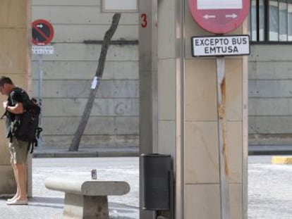 Un vecino de Huelva espera la llegada de un autob&uacute;s.