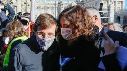 La presidenta de la Comunidad de Madrid, Isabel Díaz Ayuso y el alcalde madrileño, José Luis Martínez-Almeida en la misa de La Almudena.