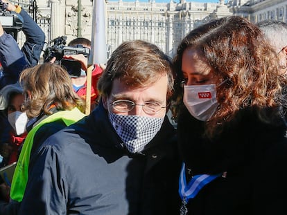 La presidenta de la Comunidad de Madrid, Isabel Díaz Ayuso y el alcalde madrileño, José Luis Martínez-Almeida en la misa de La Almudena.