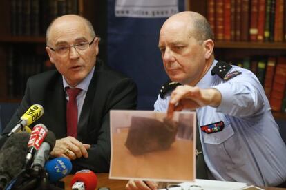 El fiscal Robin (esquerra) i el cap de la Gendarmeria mostren una fotografia de la segona caixa negra. 