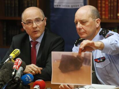 El fiscal Robin (esquerra) i el cap de la Gendarmeria mostren una fotografia de la segona caixa negra. 