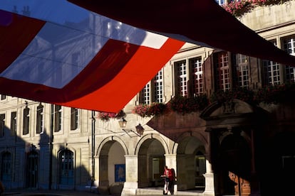 La bandera de Suiza es utilizada para dar sombra a una calle en Lausana (Suiza), el 21 de agosto de 2014.