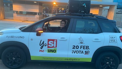 Sara Toro, de 32 años, en el Citroën C3 blanco estacionado a las puertas del auditorio de Don Benito.