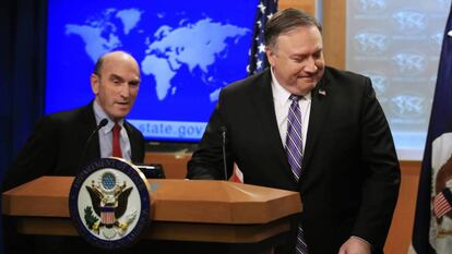 Pompeo y Elliott Abrams durante una conferencia de prensa el pasado enero. 