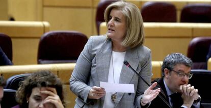 La ministra de Empleo, Fátima Báñez, durante su intervención en el pleno en el Senado