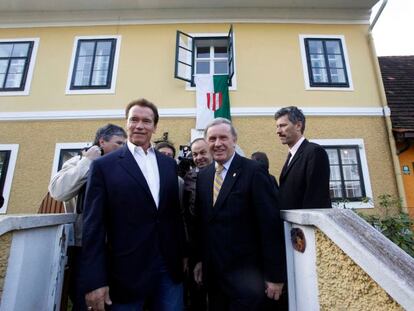 Arnold Schwarzenegger ha visitado por primera vez en 15 años su casa natal en la localidad de Thal, al sur de Austria, ha informado la radio pública de este país. Esa vivienda rural del siglo XIX, cercana a un lago y con magnificas vistas a los Alpes, será un museo dedicado a las hazañas del intérprete de <i>Terminador</i>, que en Austria recibe el cariñoso apodo de <i>roble de Estiria</i>. El gobernador de California ha colaborado con el proyecto, emprendido por uno de sus compañeros de escuela, Peter Urdl, al explicarle cómo era originalmente el caserón en el que nació el 30 de julio de 1947.
