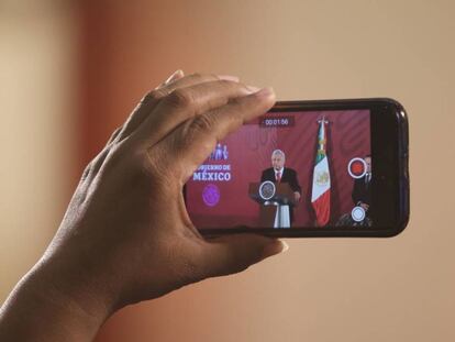 López Obrador, visto a través del celular en una rueda de prensa la semana pasada.