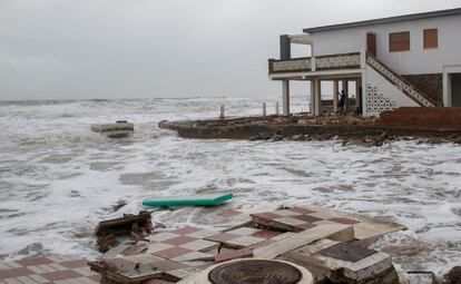 El servicio de Emergencias 112 ha gestionado en las últimas horas un total de 186 incidencias en el conjunto de Andalucía en relación al temporal de lluvia y viento. En la imagen, una calle anegada por el temporal en La Antilla (Huelva).