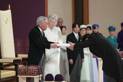 Mais de 300 pessoas participam desta cerimônia: membros da família imperial, do governo e do parlamento, do judiciário, bem como autoridades locais. Na foto, o imperador japonês Akihito, acompanhado pela imperatriz Michiko, em sua cerimônia de abdicação nesta terça-feira em Tóquio.