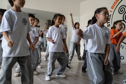 Los estudiantes bailan durante la clase de danza, en la escuela internacional Still I Rise, en Ciudad Bolívar, en Bogotá, el 23 de mayo de 2024.