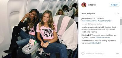 Jasmine Tookes, la encargada de lucir el sujetador-joya esta edición, publicó esta fotografía junto a Josephine Skriver en el avión.