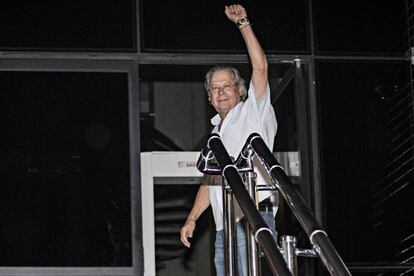 José Dirceu saúda militantes ao chegar à sede da Polícia Federal, em São Paulo, em 15 de novembro de 2013. Condenado a 7 anos 11 meses por envolvimento no mensalão, ele se entregou ao ter a prisão decretada pelo Supremo Tribunal Federal.