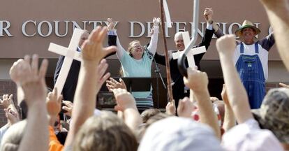 Ao lado do candidato republicano Mike Huckabee (&agrave; esq.) e rodeada de apoiadores, Kim Davis celebra liberta&ccedil;&atilde;o da pris&atilde;o, nesta ter&ccedil;a-feira.