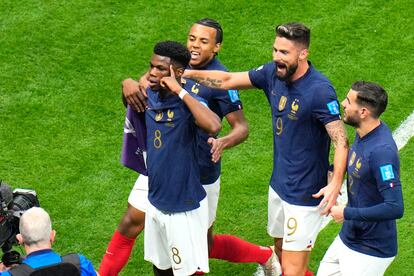 Aurelien Tchouameni, en el centro, celebra su gol ante Inglaterra.  