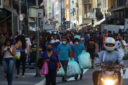 Consumidores no centro de São Pualo, em junho de 2020.