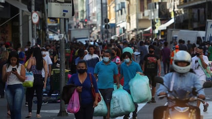 Consumidores no centro de São Pualo, em junho de 2020.