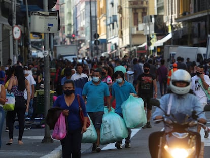 Consumidores no centro de São Pualo, em junho de 2020.