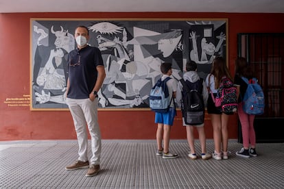 El maestro Manuel Clavijo, uno de los redactores del nuevo currículo, en su colegio, el CEIP Reyes Católicos, en Bollullos Par del Condado, Huelva, este jueves.