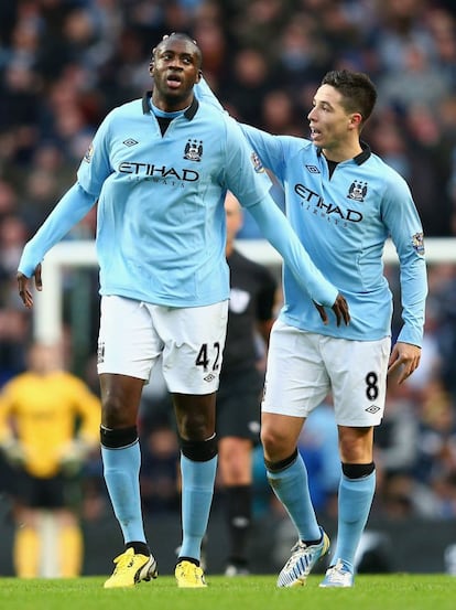 Yaya Toure es felicidado por Samir Nasri.