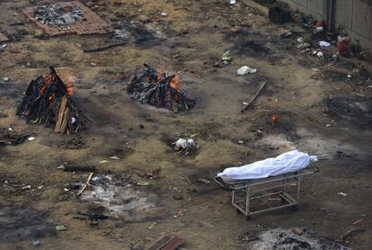 El cuerpo sin vida de una víctima de coronavirus antes de ser incinerado, en un crematorio masivo de Nueva Delhi.