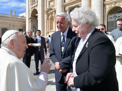 El papa Francisco saluda a dos personas mayores el 27 de abril de 2022 en la plaza de San Pedro.
